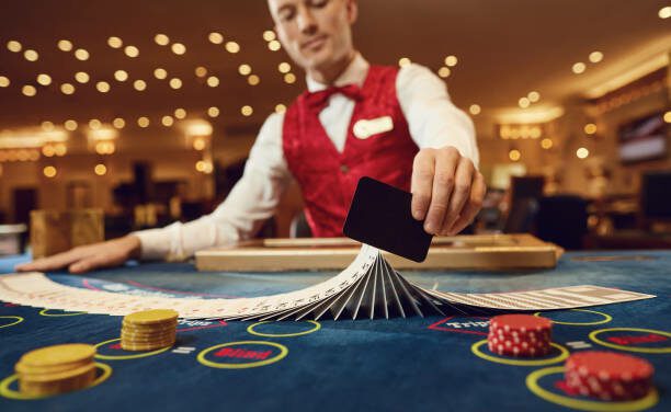 Le Casino des Pins aux Sables-d’Olonne forme des croupiers
